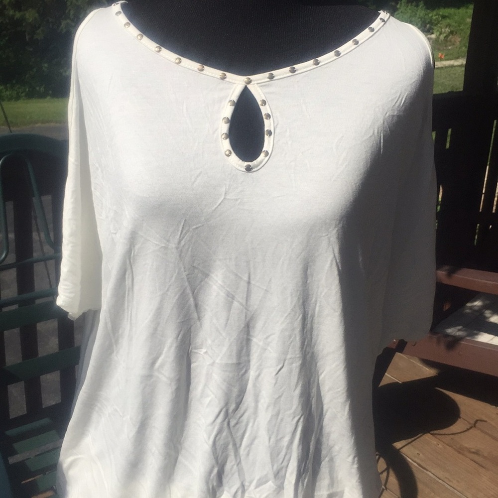Cold shoulder tee